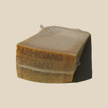 Cargar imagen en el visor de la galería, Queso Parmigiano-Reggiano DOP 18 meses (1 kg.aprox) - Bottega